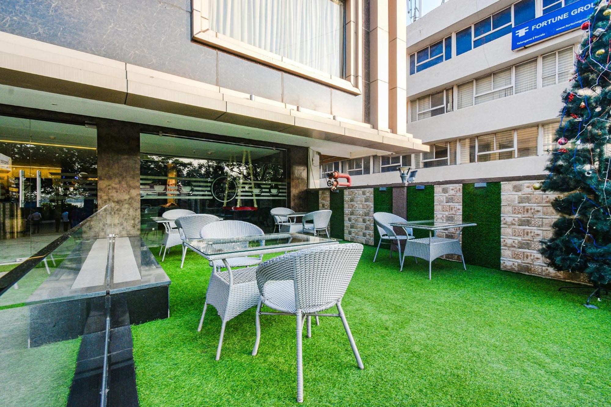 Treebo Premium Seven Lake View Hyderabad Exteriör bild