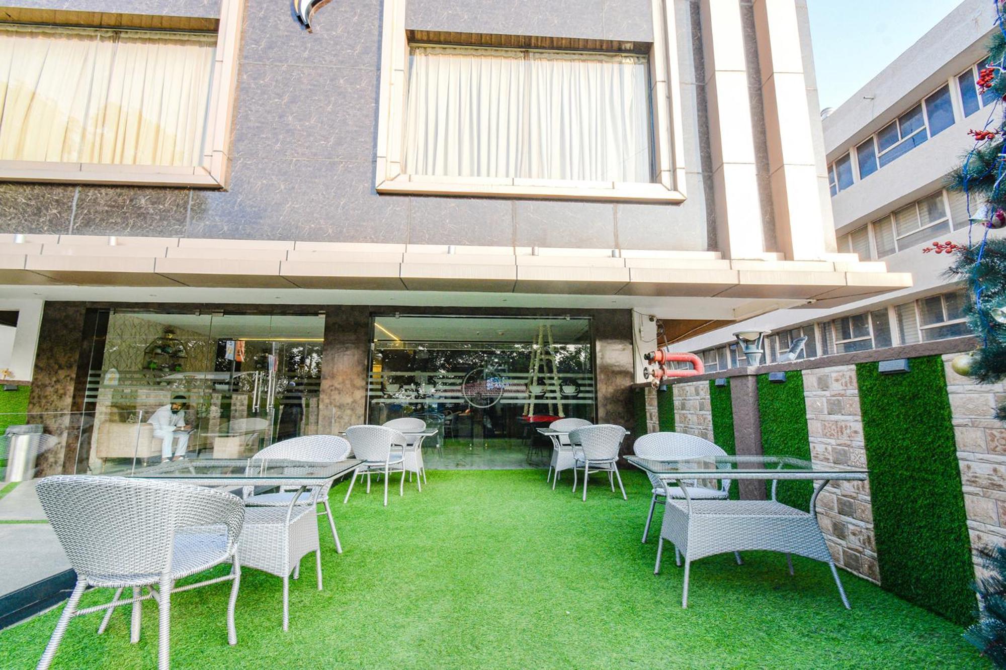 Treebo Premium Seven Lake View Hyderabad Exteriör bild