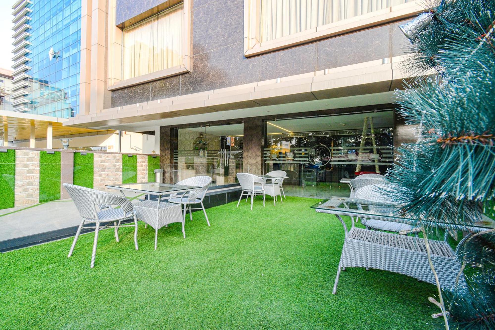 Treebo Premium Seven Lake View Hyderabad Exteriör bild