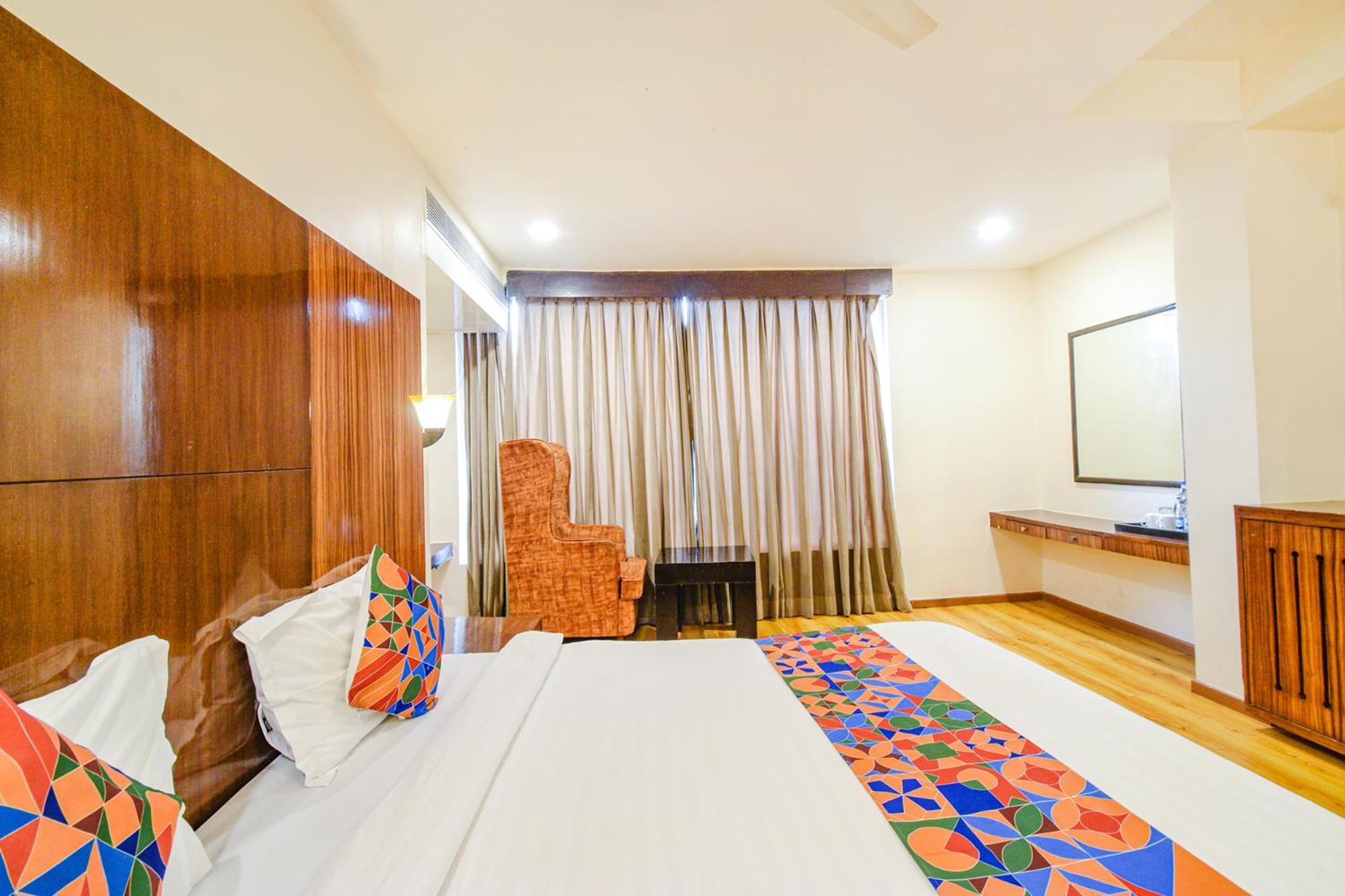 Treebo Premium Seven Lake View Hyderabad Exteriör bild