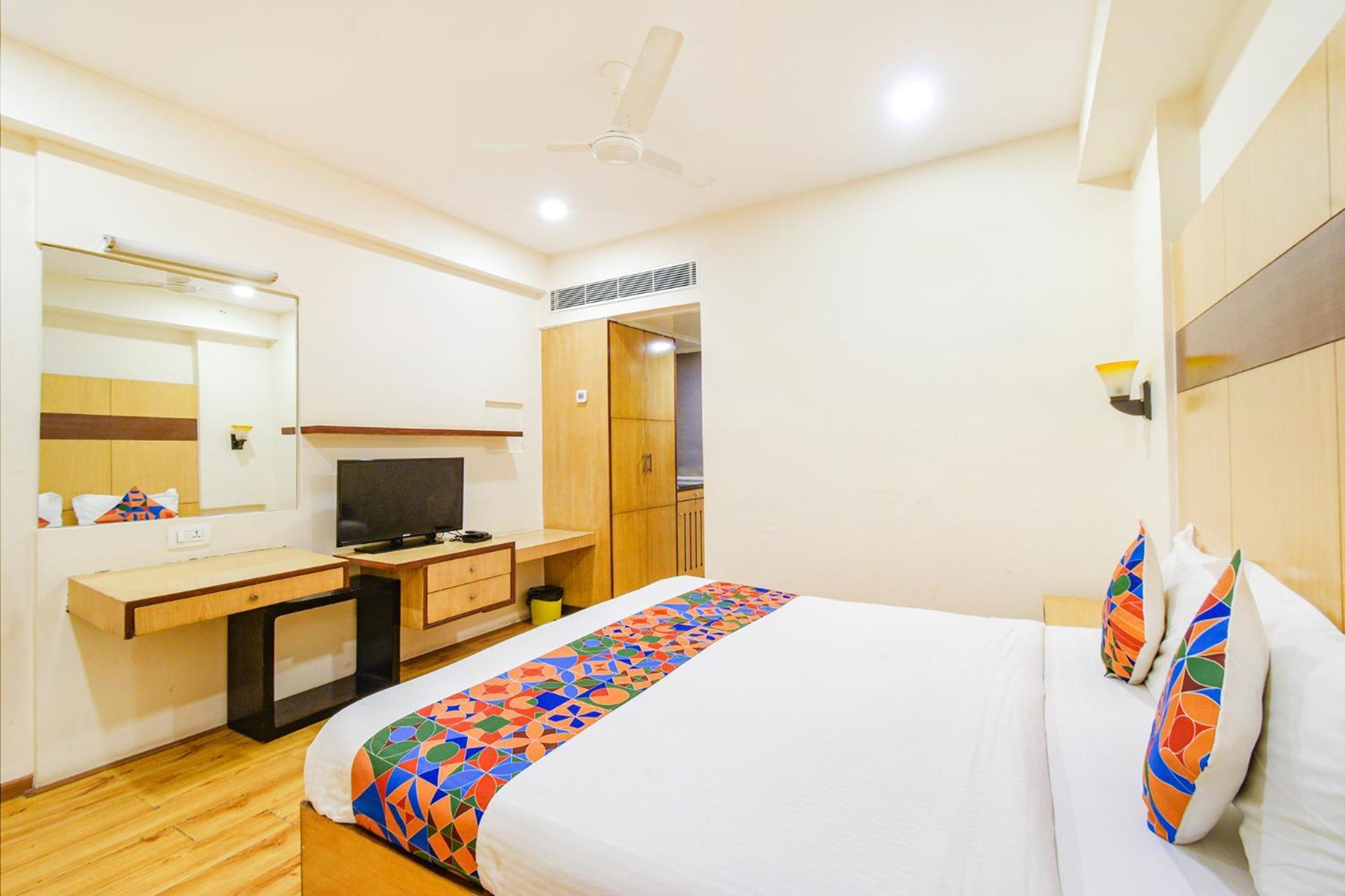 Treebo Premium Seven Lake View Hyderabad Exteriör bild