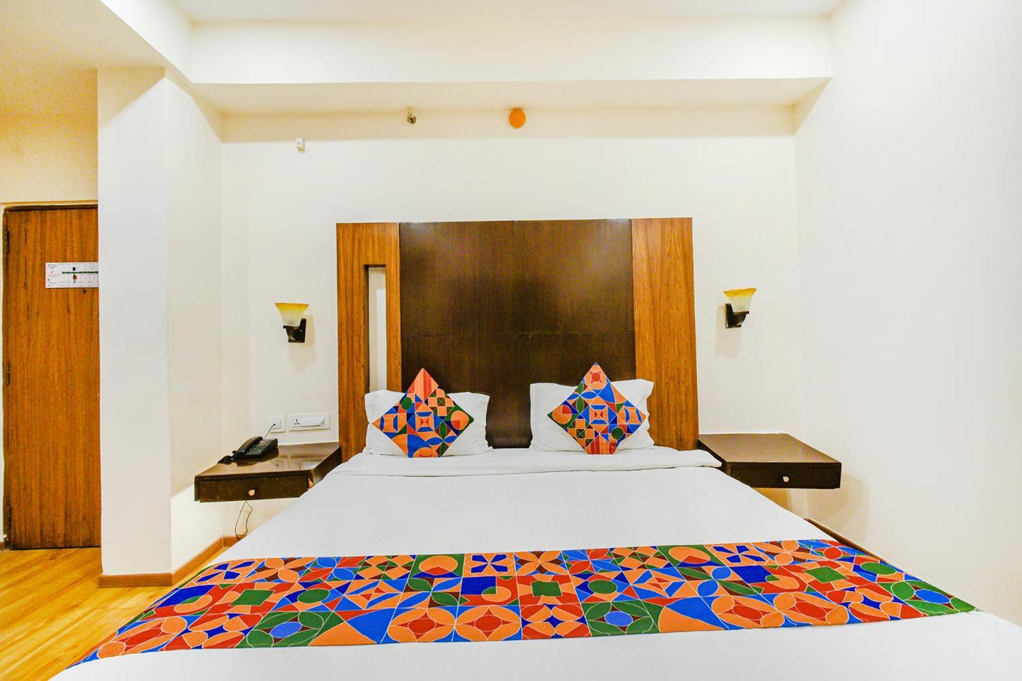 Treebo Premium Seven Lake View Hyderabad Exteriör bild
