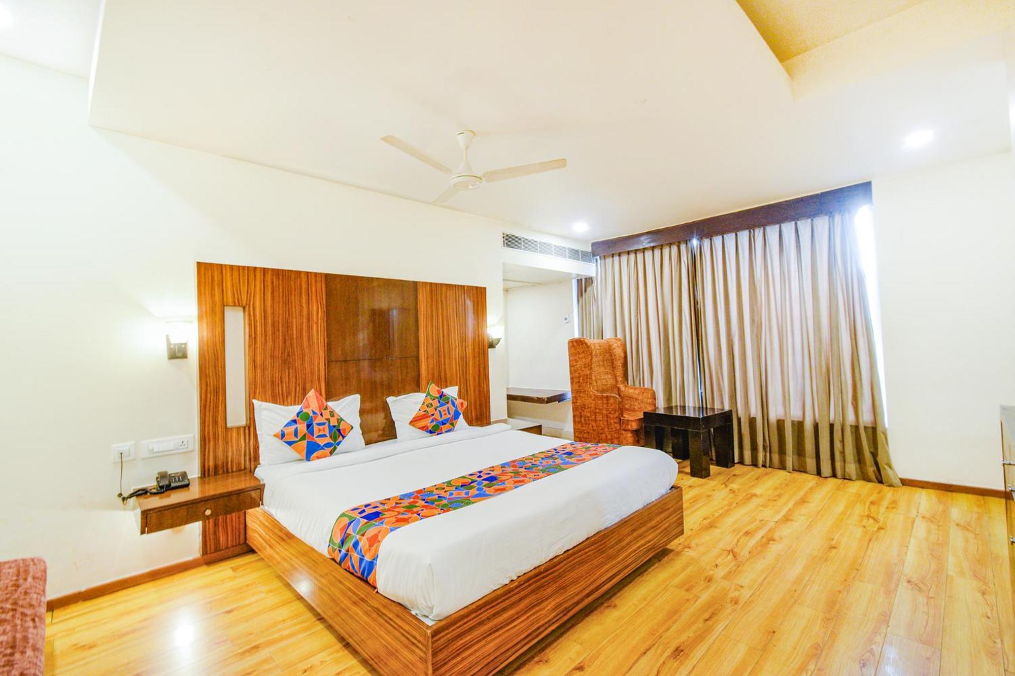 Treebo Premium Seven Lake View Hyderabad Exteriör bild