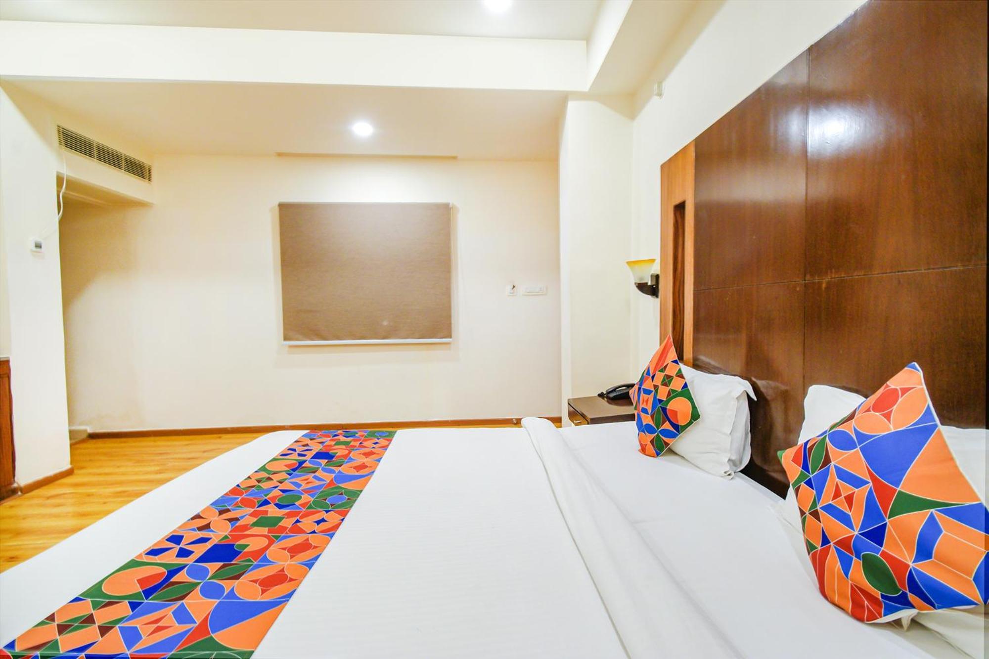 Treebo Premium Seven Lake View Hyderabad Exteriör bild