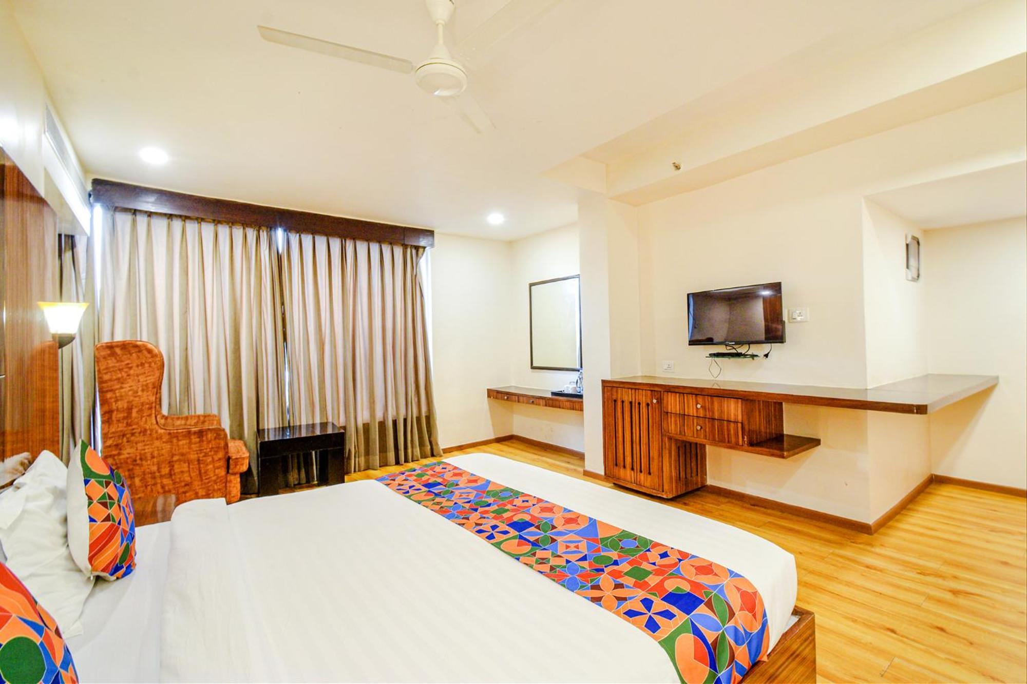 Treebo Premium Seven Lake View Hyderabad Exteriör bild