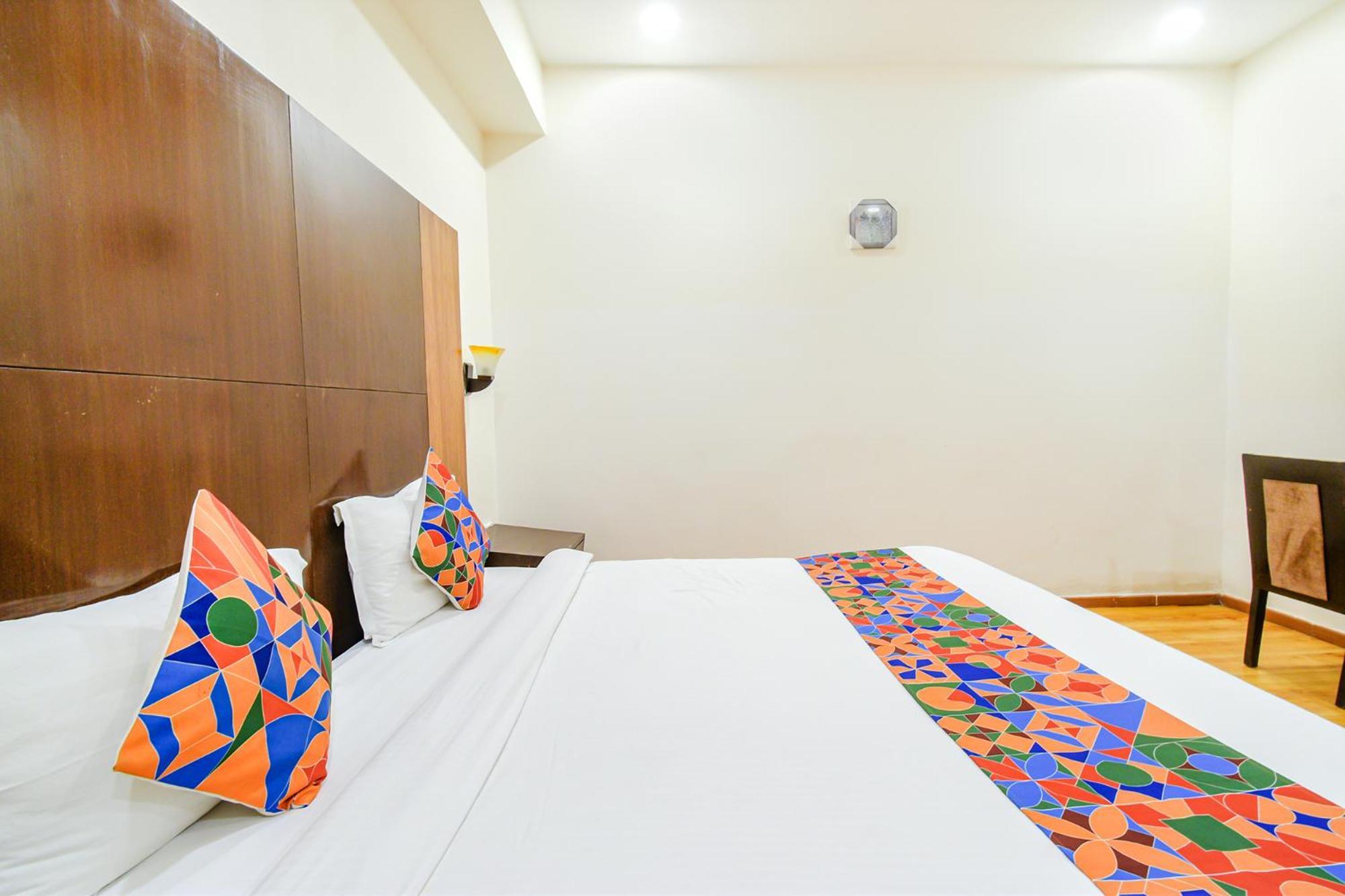 Treebo Premium Seven Lake View Hyderabad Exteriör bild