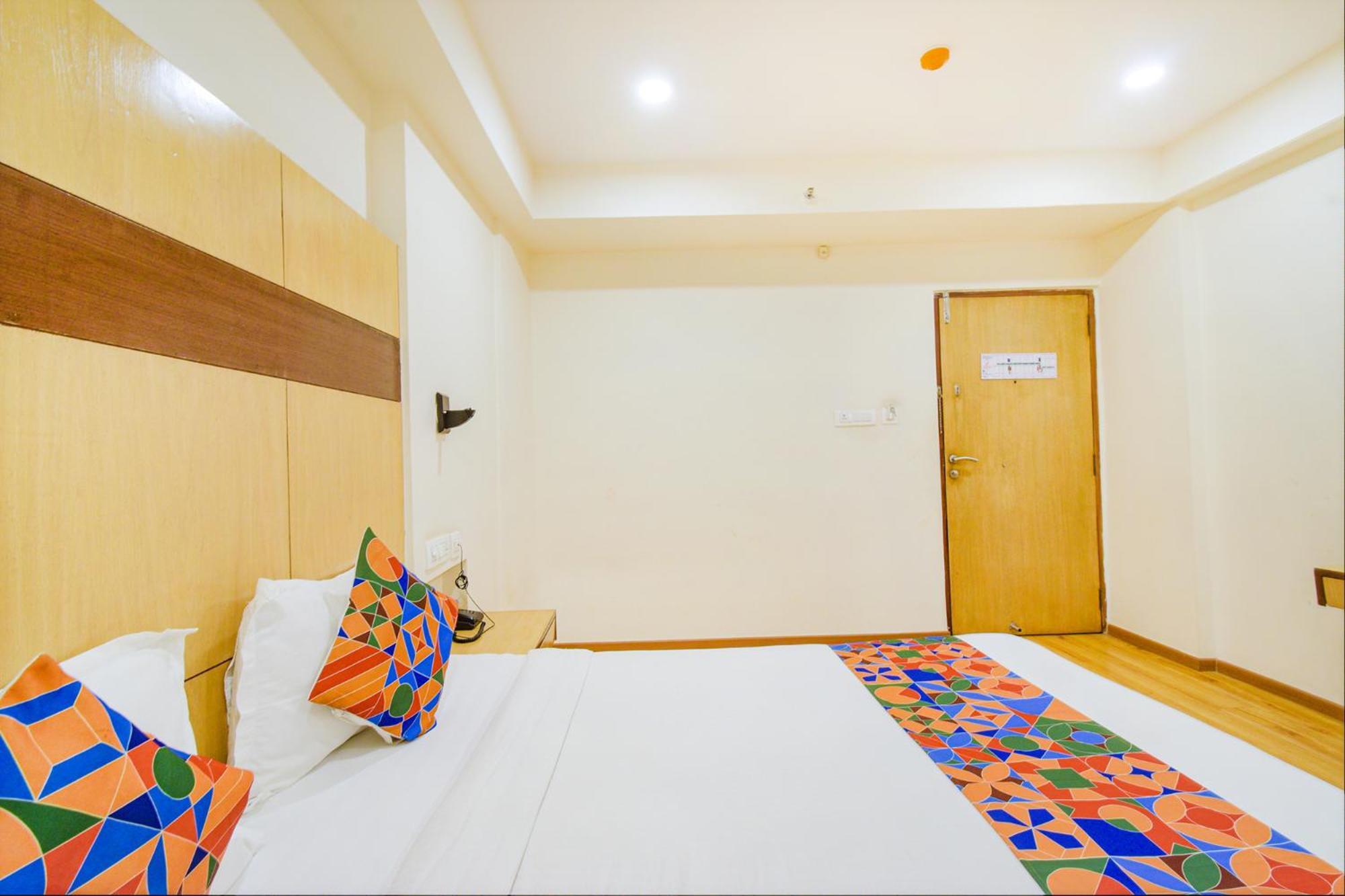 Treebo Premium Seven Lake View Hyderabad Exteriör bild
