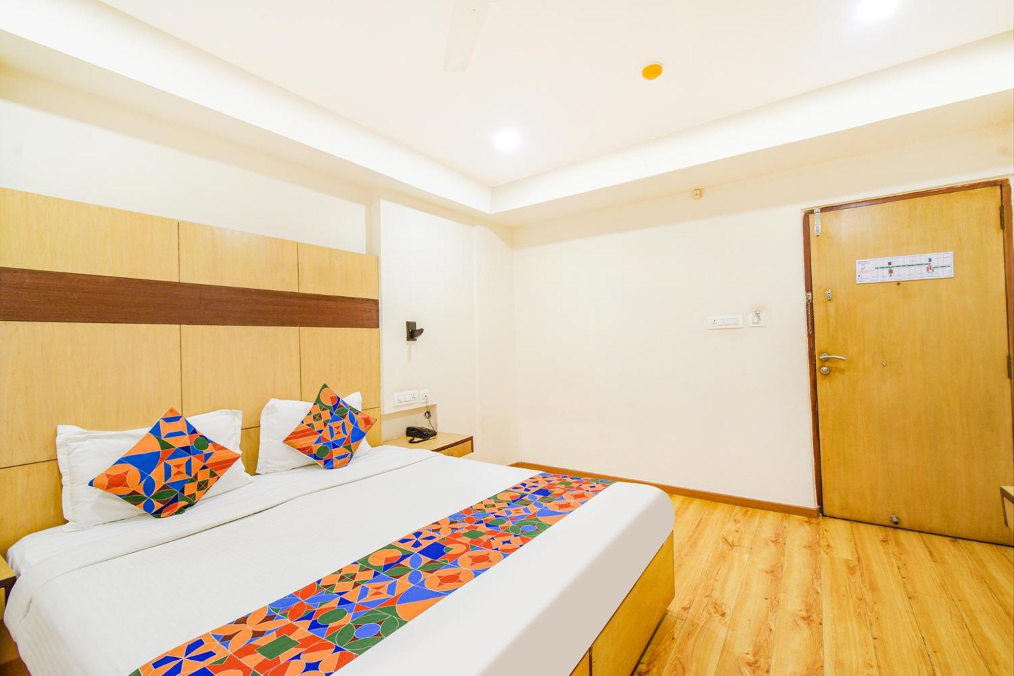 Treebo Premium Seven Lake View Hyderabad Exteriör bild
