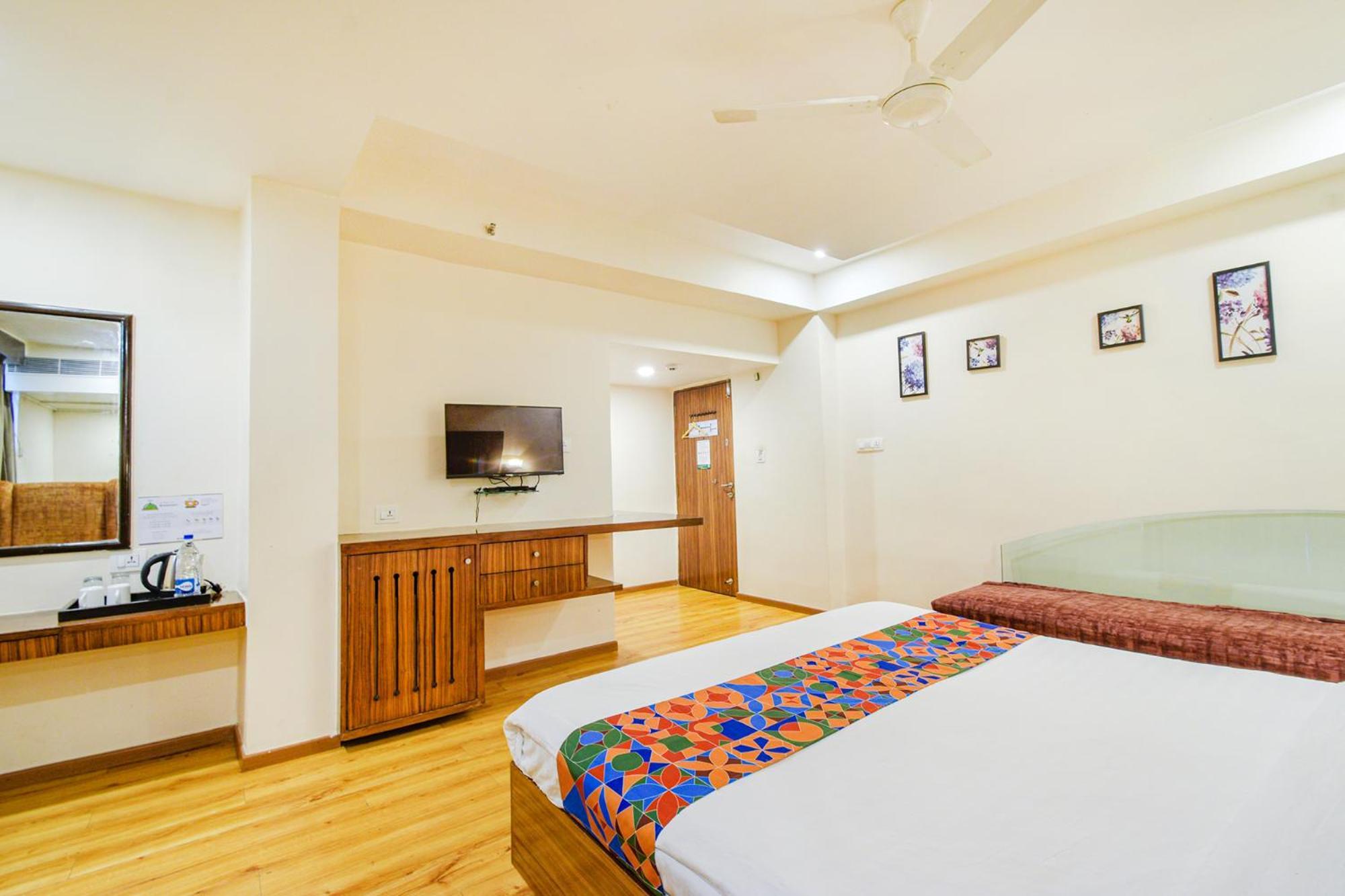 Treebo Premium Seven Lake View Hyderabad Exteriör bild
