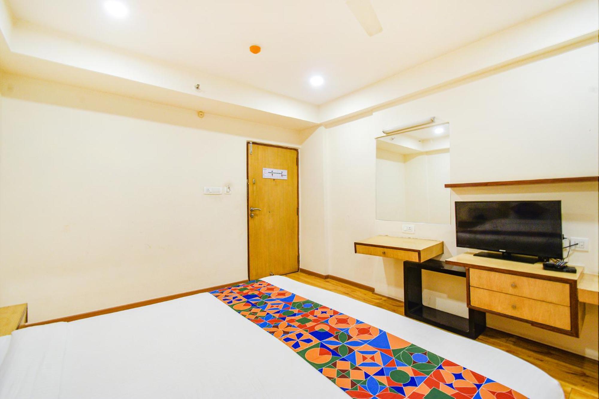 Treebo Premium Seven Lake View Hyderabad Exteriör bild