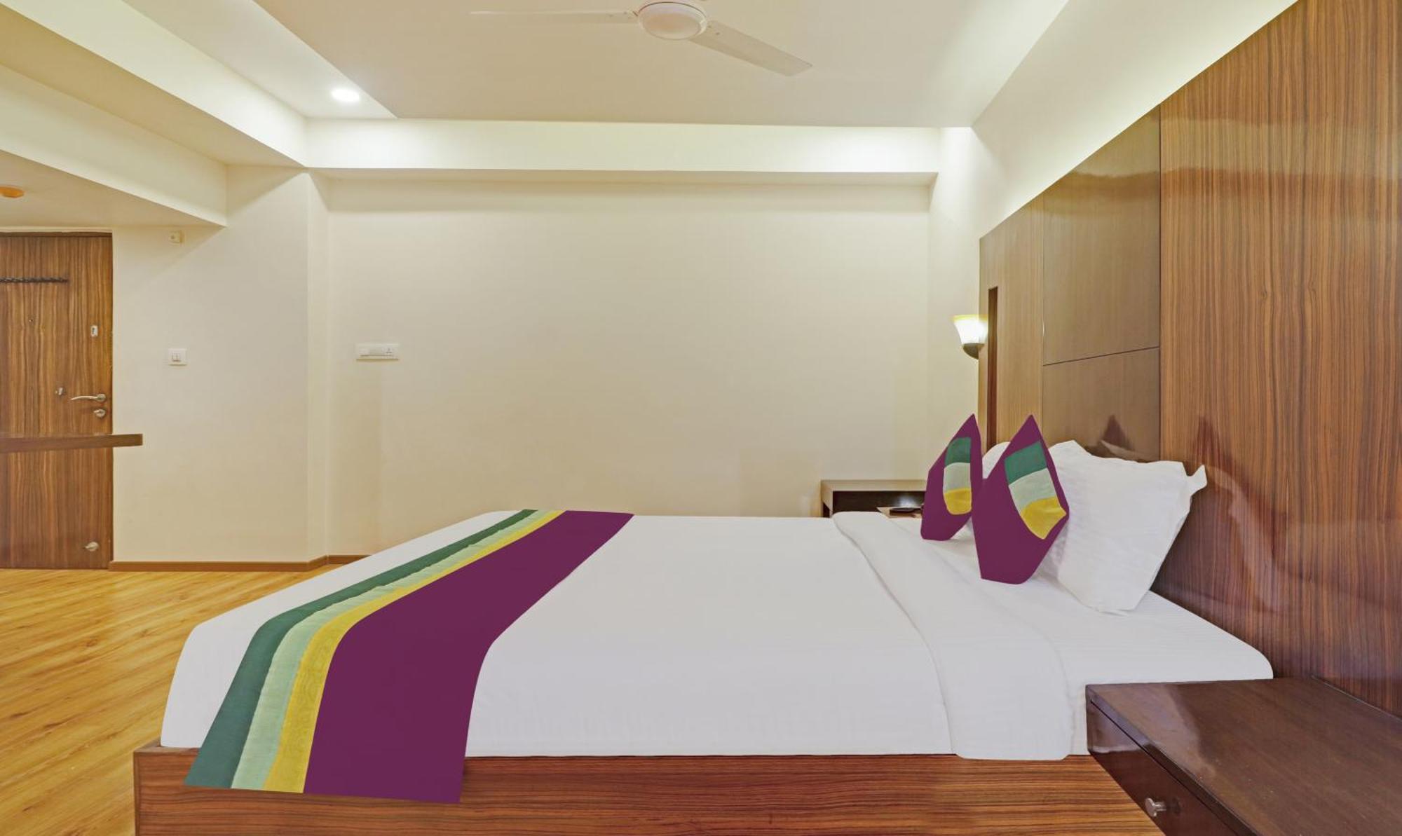 Treebo Premium Seven Lake View Hyderabad Exteriör bild