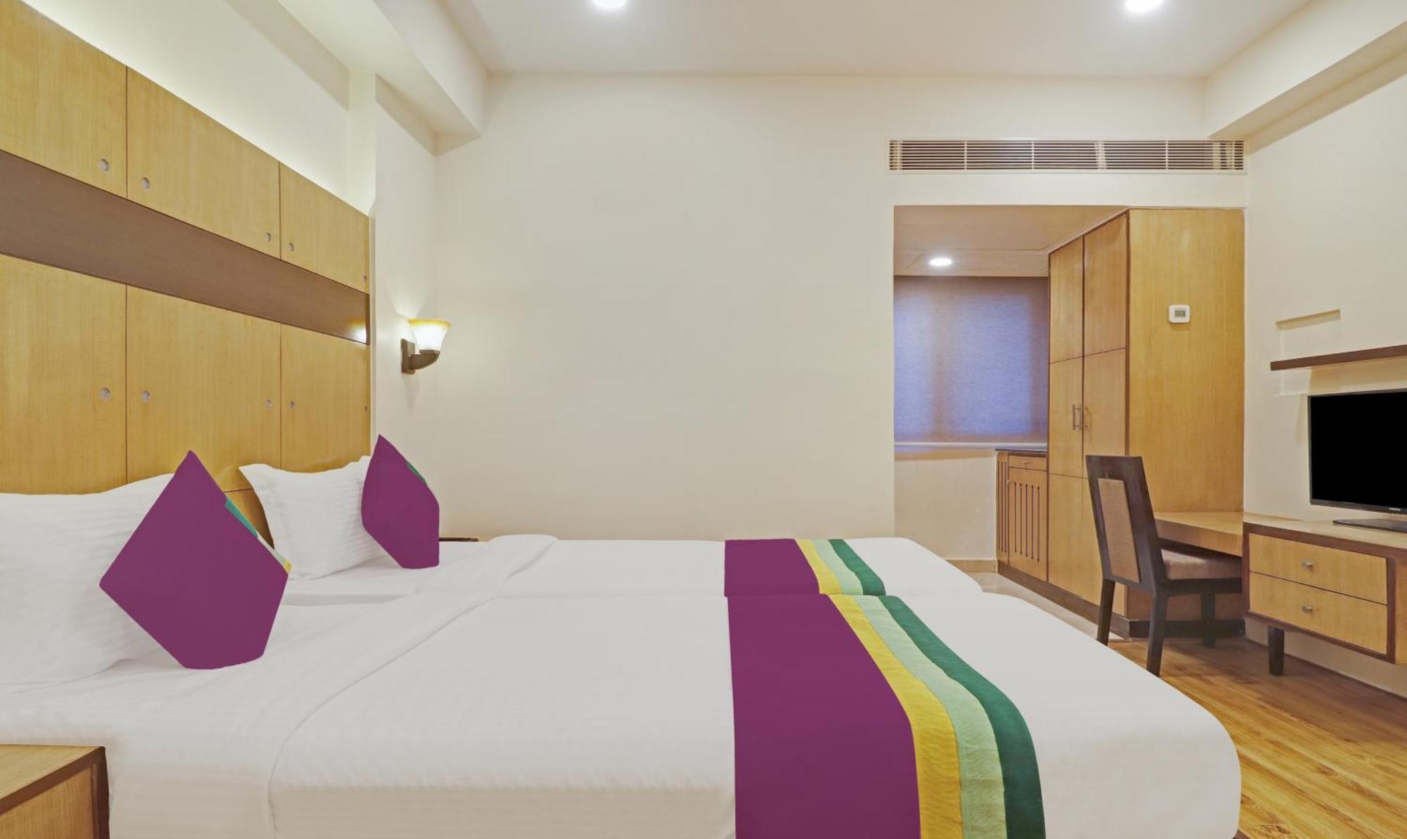 Treebo Premium Seven Lake View Hyderabad Exteriör bild